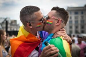 La sortie triomphale de Jonathan Cohen au sein du Gay pride 