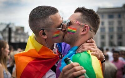 Gay pride: Jonathan Cohen triomphe parmis ses coéquipiers